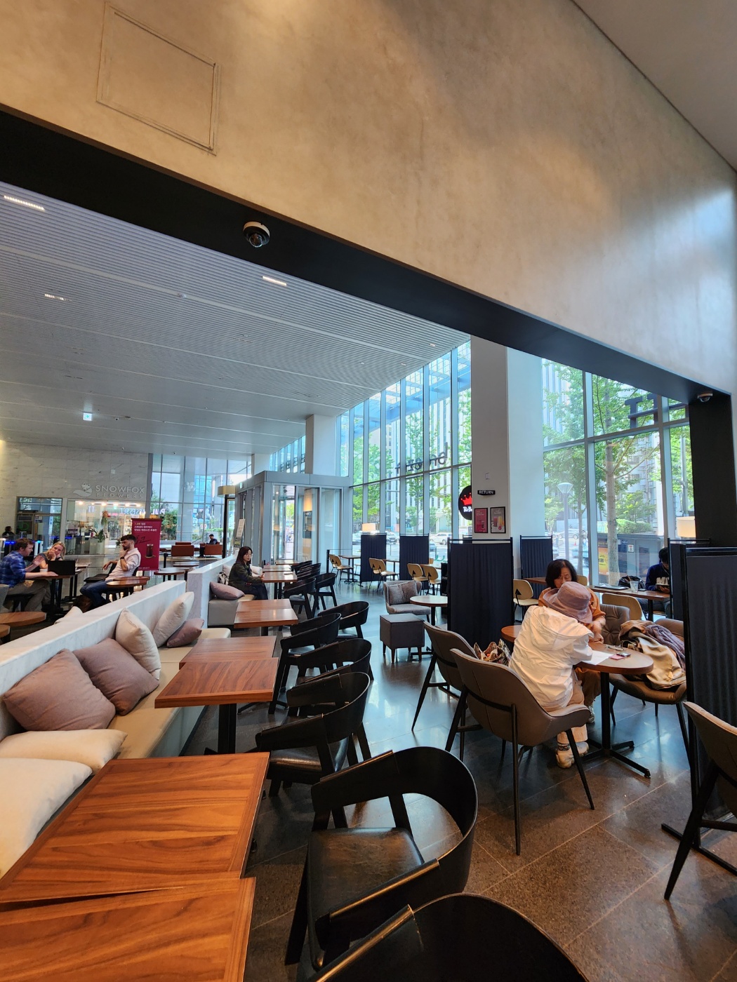 Interior of Paul Bassett at Seoul City Hall station