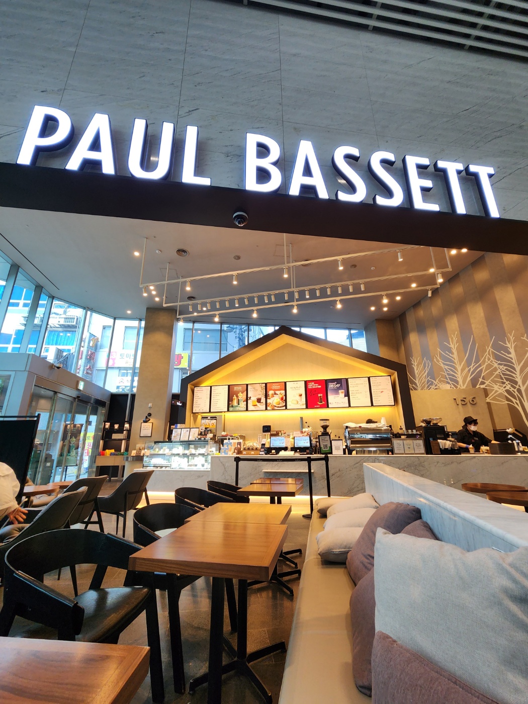 Interior of Paul Bassett at Seoul City Hall station